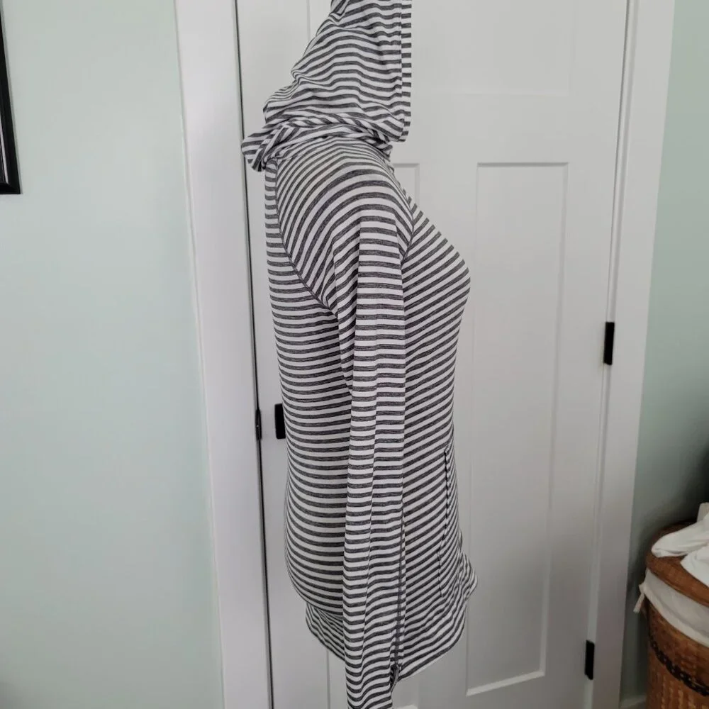 Gap Fit Breathe XS Grey &  White Stripe Funnel Neck Hoodie XS with Thumbholes - Picture 4 of 13